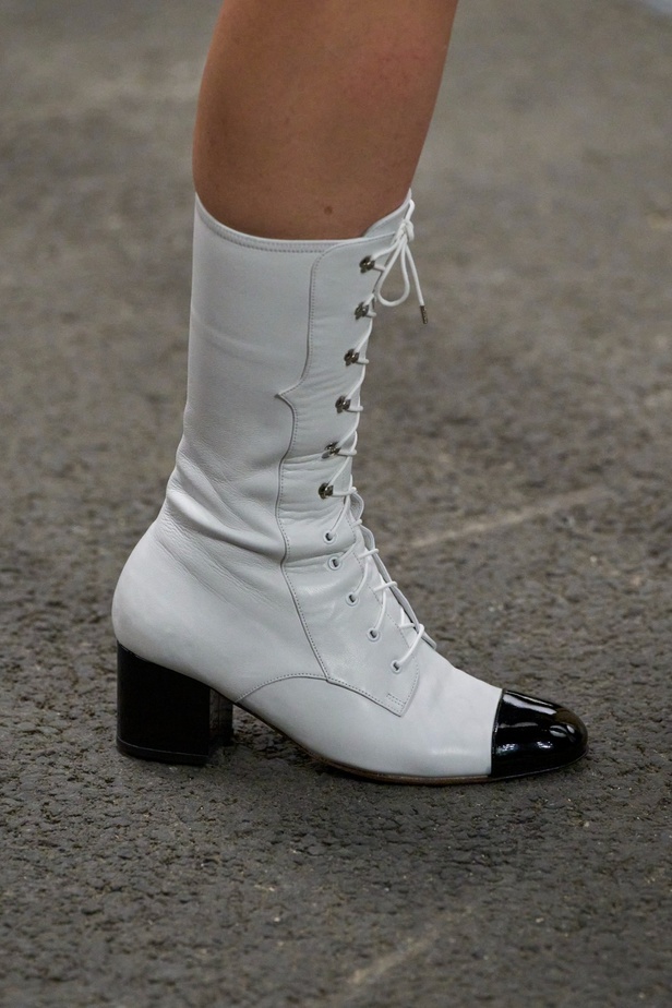 CHANEL تأخذنا في رحلة خيالية من وحي المنحوتات الأسطورية داخل شقة غابرييل شانيل