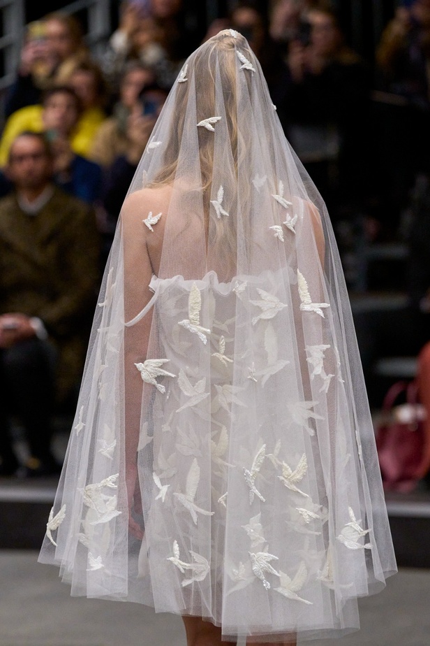 CHANEL تأخذنا في رحلة خيالية من وحي المنحوتات الأسطورية داخل شقة غابرييل شانيل