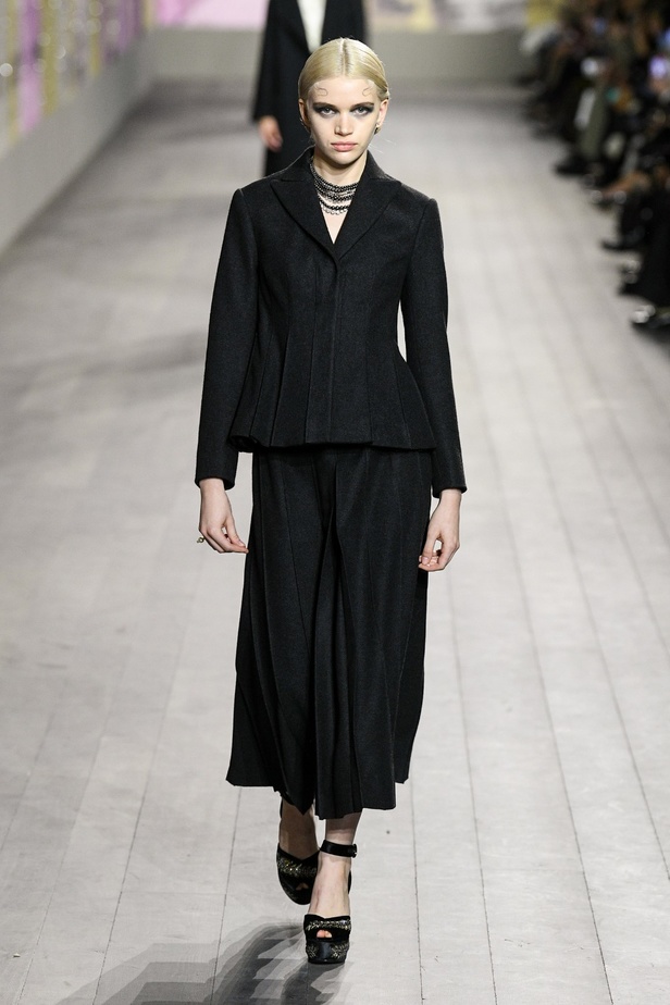 مجموعة Dior للتصاميم الراقية لموسم ربيع وصيف 2023... حِرفة أساسها الفكر
