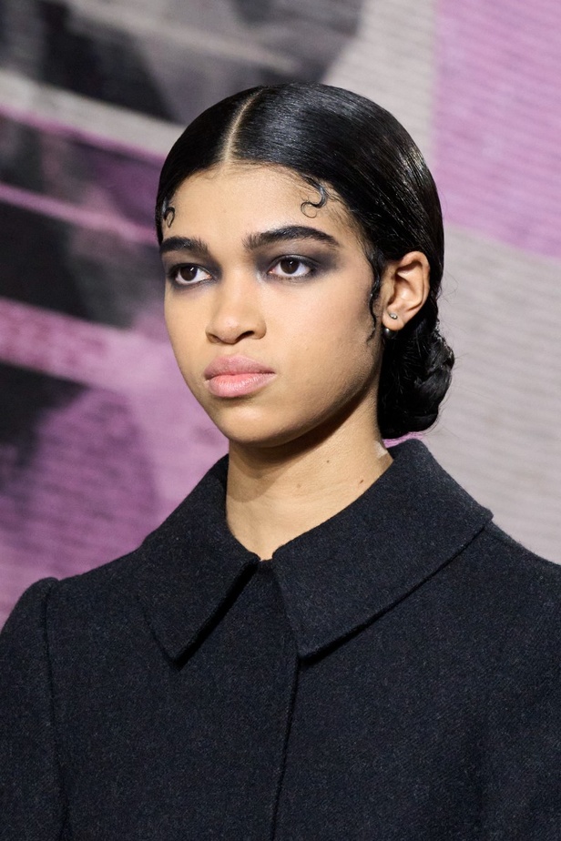 اطلالات جمالية من عرض Christian Dior للأزياء الراقية