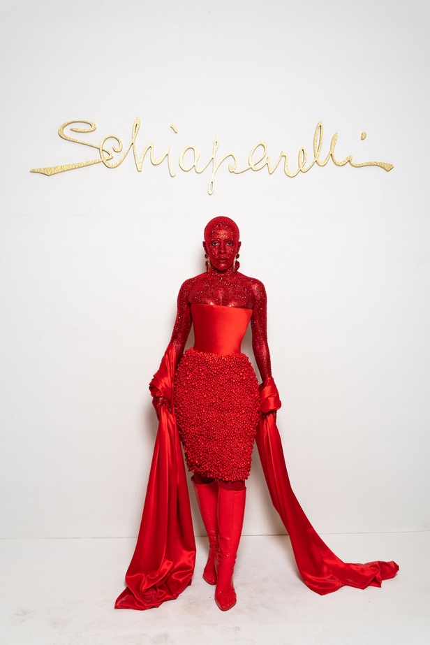 كايلي جينر تخطف الأنظار برأس الأسد في عرض Schiaparelli