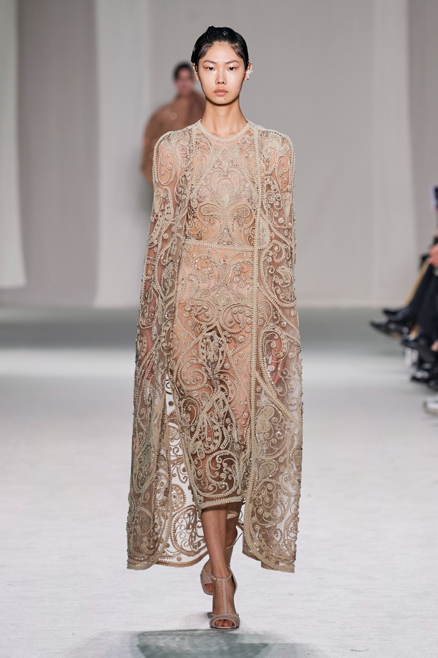 "الفجر الذهبي"... مجموعة إيلي صعب ملكية غارقة بالتطريز والزخرفة