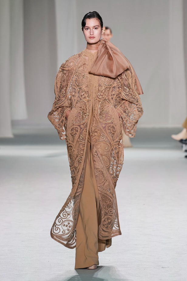 "الفجر الذهبي"... مجموعة إيلي صعب ملكية غارقة بالتطريز والزخرفة