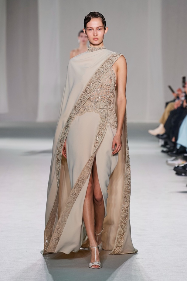 "الفجر الذهبي"... مجموعة إيلي صعب ملكية غارقة بالتطريز والزخرفة