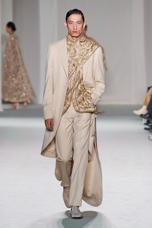 "الفجر الذهبي"... مجموعة إيلي صعب ملكية غارقة بالتطريز والزخرفة