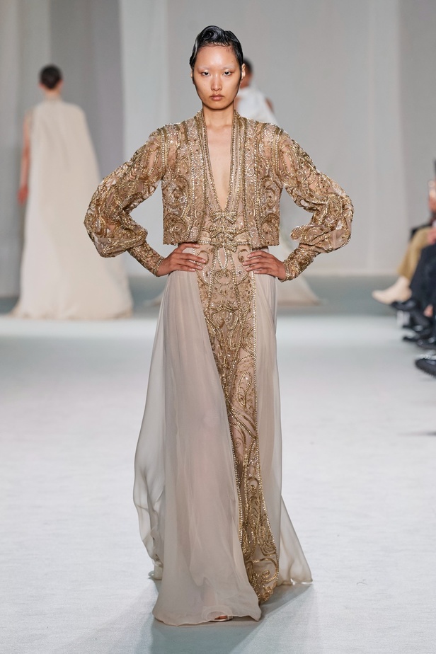 "الفجر الذهبي"... مجموعة إيلي صعب ملكية غارقة بالتطريز والزخرفة