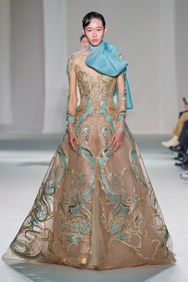 "الفجر الذهبي"... مجموعة إيلي صعب ملكية غارقة بالتطريز والزخرفة