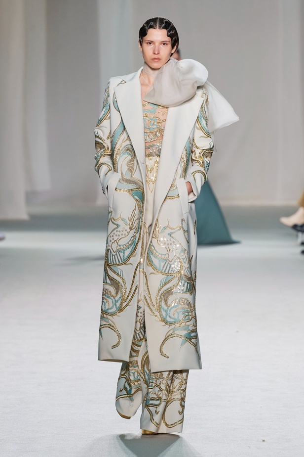 "الفجر الذهبي"... مجموعة إيلي صعب ملكية غارقة بالتطريز والزخرفة