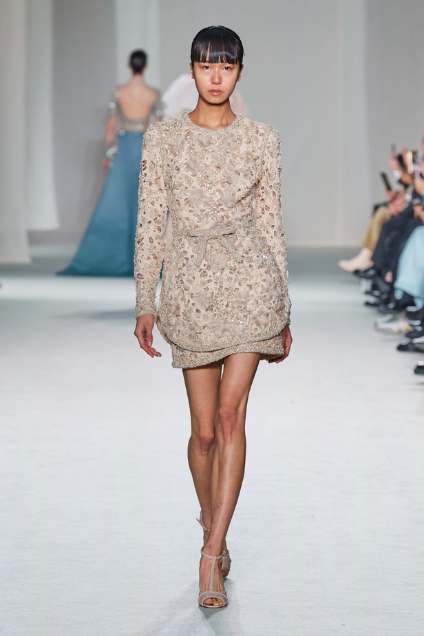 "الفجر الذهبي"... مجموعة إيلي صعب ملكية غارقة بالتطريز والزخرفة