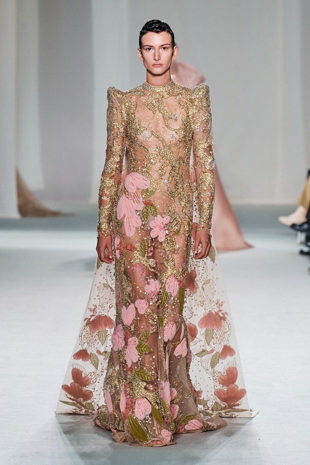 "الفجر الذهبي"... مجموعة إيلي صعب ملكية غارقة بالتطريز والزخرفة