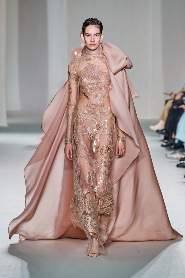 "الفجر الذهبي"... مجموعة إيلي صعب ملكية غارقة بالتطريز والزخرفة