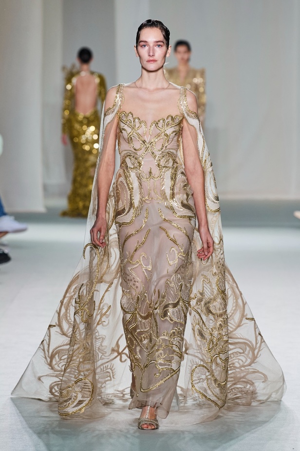 "الفجر الذهبي"... مجموعة إيلي صعب ملكية غارقة بالتطريز والزخرفة