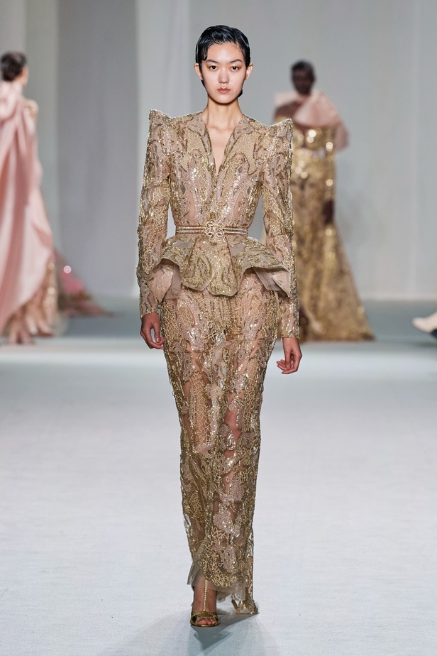 "الفجر الذهبي"... مجموعة إيلي صعب ملكية غارقة بالتطريز والزخرفة