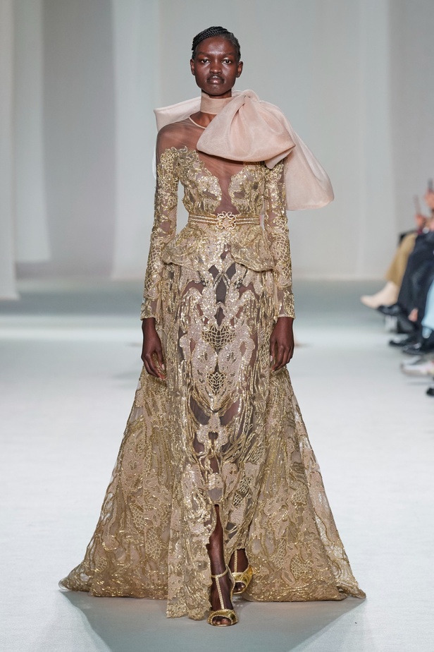 "الفجر الذهبي"... مجموعة إيلي صعب ملكية غارقة بالتطريز والزخرفة