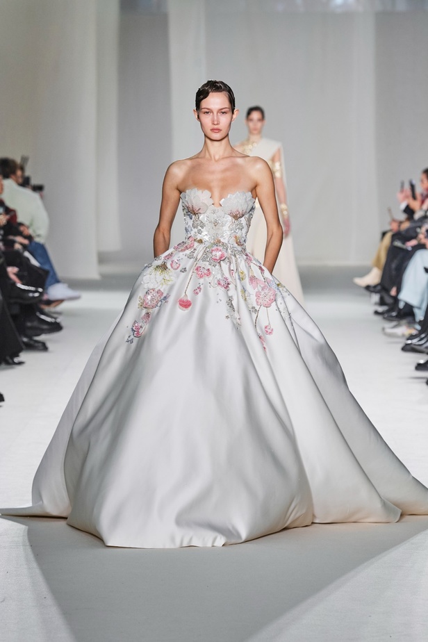 "الفجر الذهبي"... مجموعة إيلي صعب ملكية غارقة بالتطريز والزخرفة