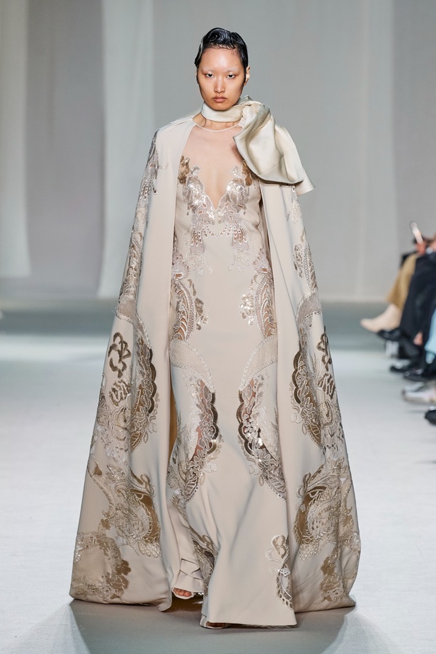 "الفجر الذهبي"... مجموعة إيلي صعب ملكية غارقة بالتطريز والزخرفة