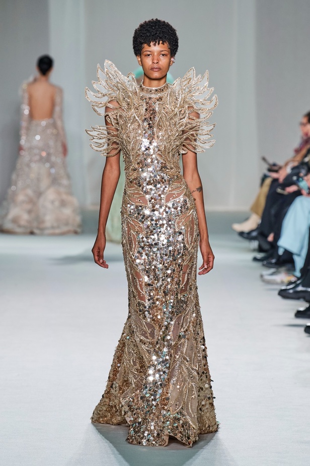 "الفجر الذهبي"... مجموعة إيلي صعب ملكية غارقة بالتطريز والزخرفة