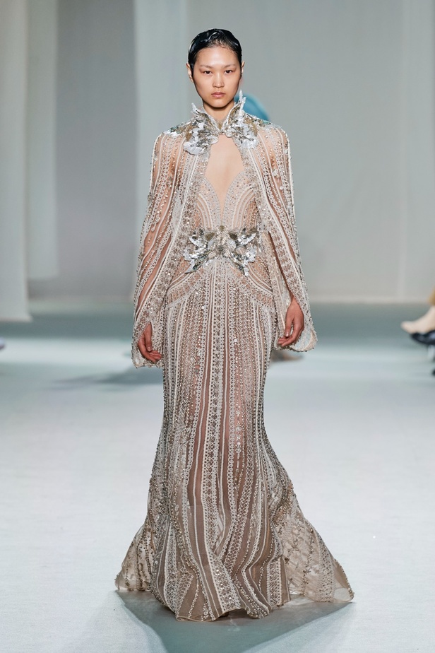 "الفجر الذهبي"... مجموعة إيلي صعب ملكية غارقة بالتطريز والزخرفة