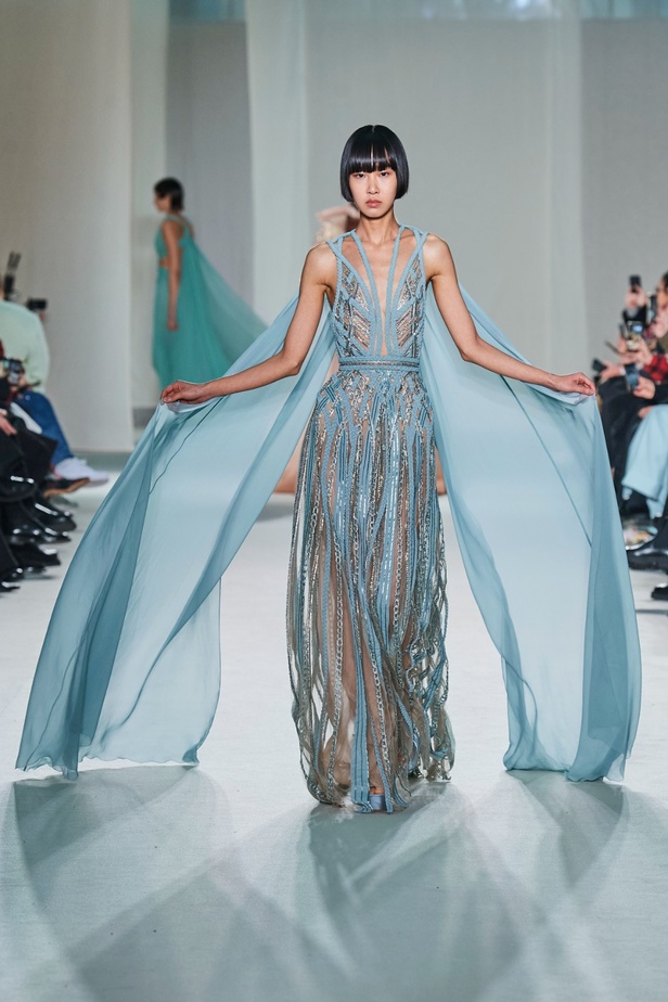 "الفجر الذهبي"... مجموعة إيلي صعب ملكية غارقة بالتطريز والزخرفة