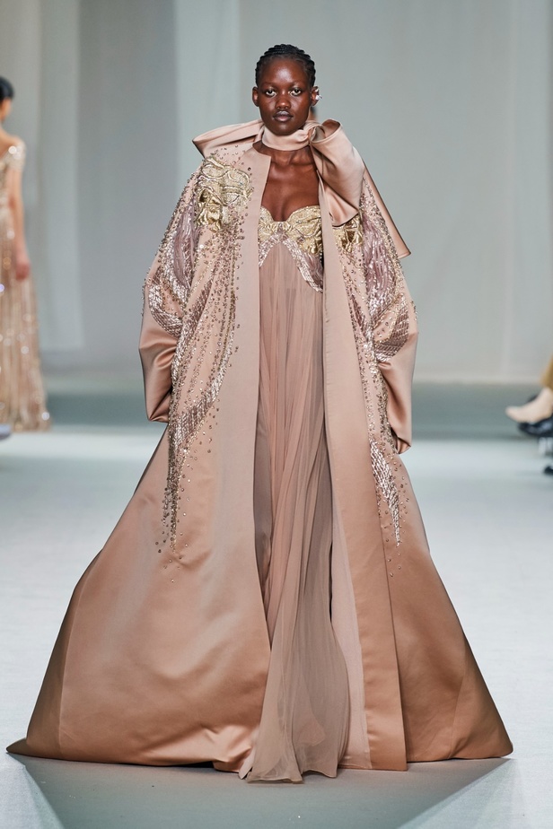 "الفجر الذهبي"... مجموعة إيلي صعب ملكية غارقة بالتطريز والزخرفة