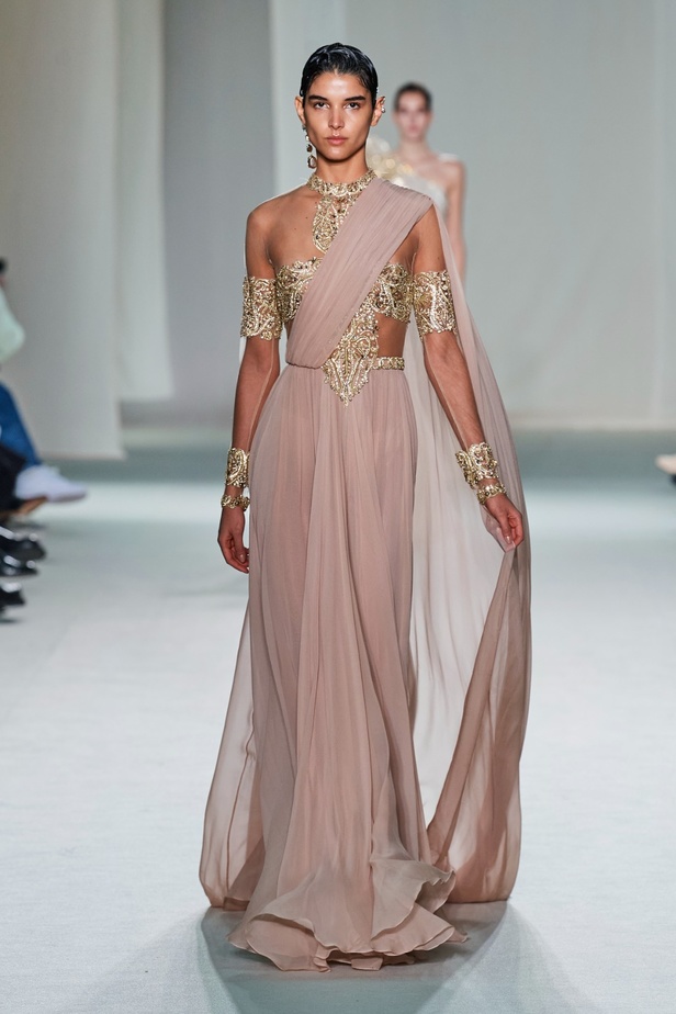 "الفجر الذهبي"... مجموعة إيلي صعب ملكية غارقة بالتطريز والزخرفة