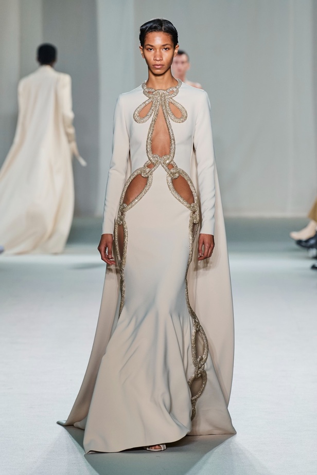 "الفجر الذهبي"... مجموعة إيلي صعب ملكية غارقة بالتطريز والزخرفة