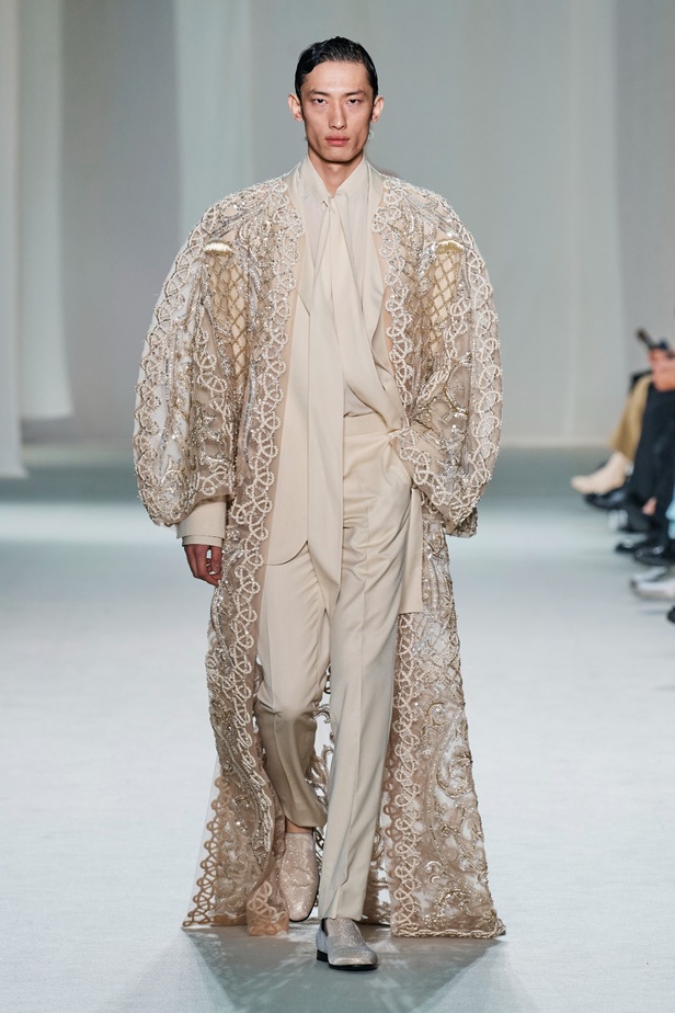 "الفجر الذهبي"... مجموعة إيلي صعب ملكية غارقة بالتطريز والزخرفة