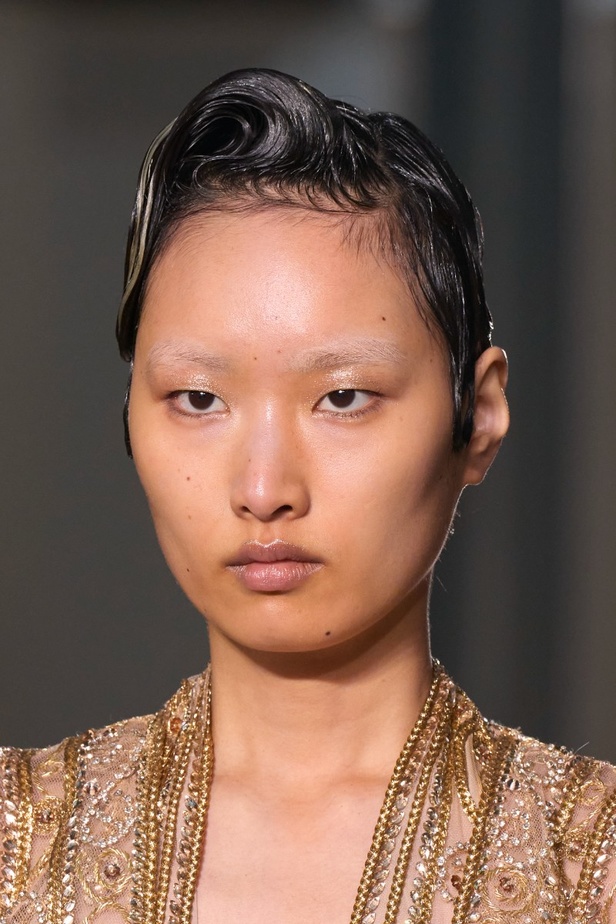 اطلالات جمالية من مجموعة إيلي صعب