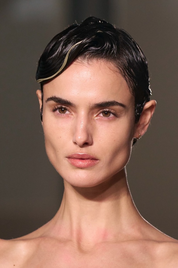 اطلالات جمالية من مجموعة إيلي صعب