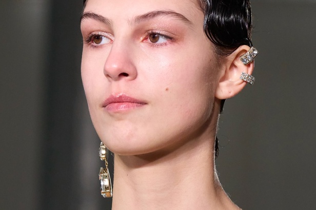 "الفجر الذهبي"... مجموعة إيلي صعب ملكية غارقة بالتطريز والزخرفة