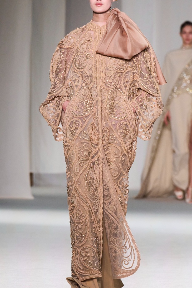 "الفجر الذهبي"... مجموعة إيلي صعب ملكية غارقة بالتطريز والزخرفة