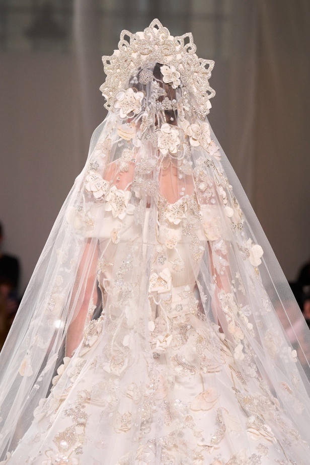 "الفجر الذهبي"... مجموعة إيلي صعب ملكية غارقة بالتطريز والزخرفة