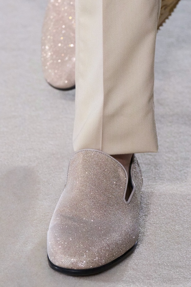 "الفجر الذهبي"... مجموعة إيلي صعب ملكية غارقة بالتطريز والزخرفة