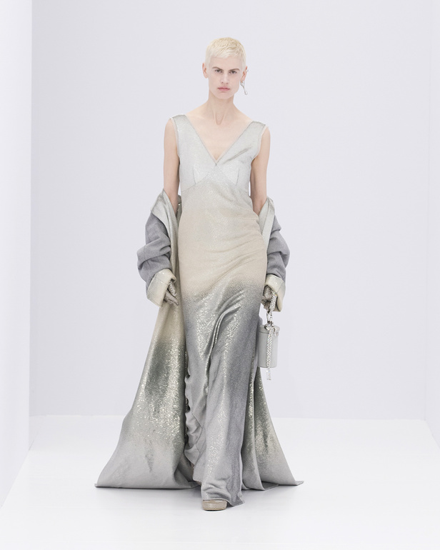 الخفة والتدفق الفضي الهادئ سّمتا مجموعة "فندي" Fendi لربيع وصيف 2023 