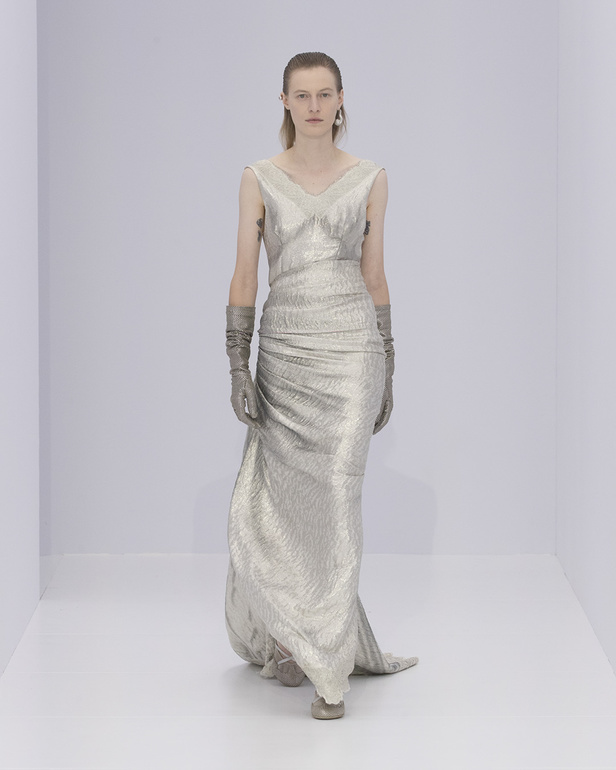 الخفة والتدفق الفضي الهادئ سّمتا مجموعة "فندي" Fendi لربيع وصيف 2023 