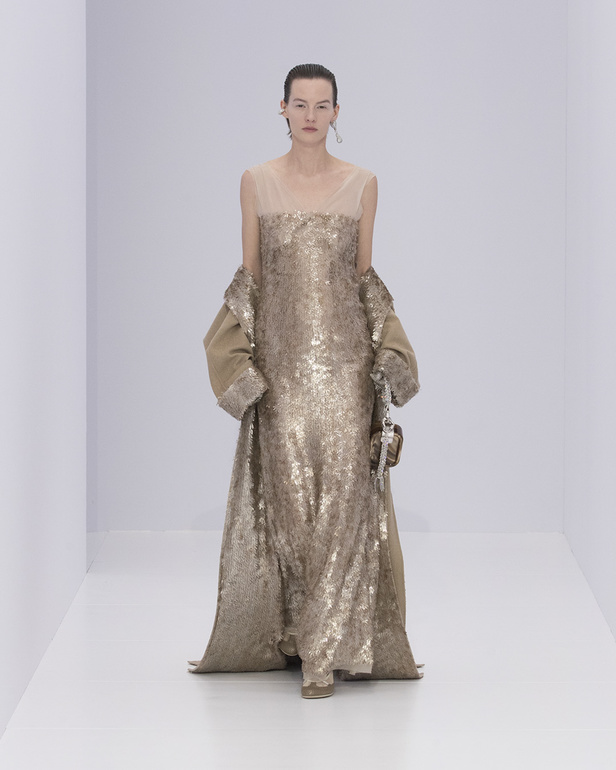 الخفة والتدفق الفضي الهادئ سّمتا مجموعة "فندي" Fendi لربيع وصيف 2023 