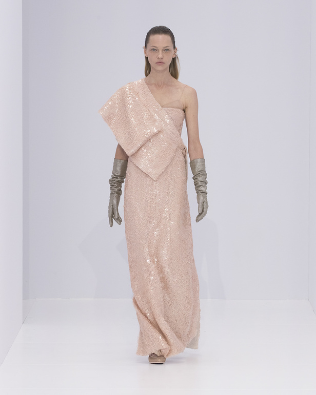 الخفة والتدفق الفضي الهادئ سّمتا مجموعة "فندي" Fendi لربيع وصيف 2023 