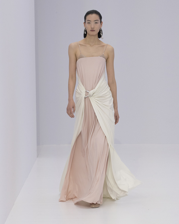 الخفة والتدفق الفضي الهادئ سّمتا مجموعة "فندي" Fendi لربيع وصيف 2023 