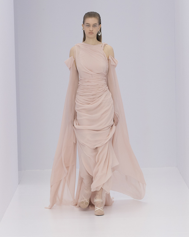 الخفة والتدفق الفضي الهادئ سّمتا مجموعة "فندي" Fendi لربيع وصيف 2023 