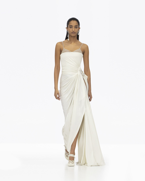 الخفة والتدفق الفضي الهادئ سّمتا مجموعة "فندي" Fendi لربيع وصيف 2023 