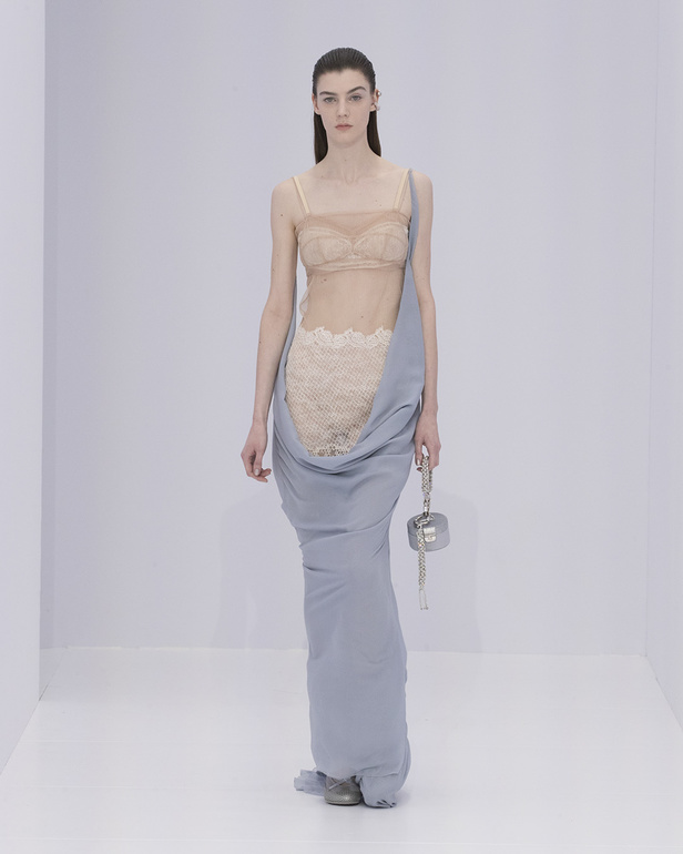 الخفة والتدفق الفضي الهادئ سّمتا مجموعة "فندي" Fendi لربيع وصيف 2023 