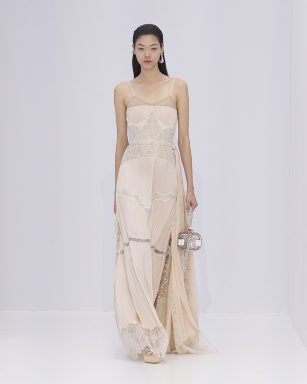 الخفة والتدفق الفضي الهادئ سّمتا مجموعة "فندي" Fendi لربيع وصيف 2023 