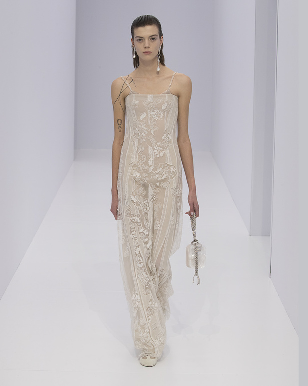 الخفة والتدفق الفضي الهادئ سّمتا مجموعة "فندي" Fendi لربيع وصيف 2023 