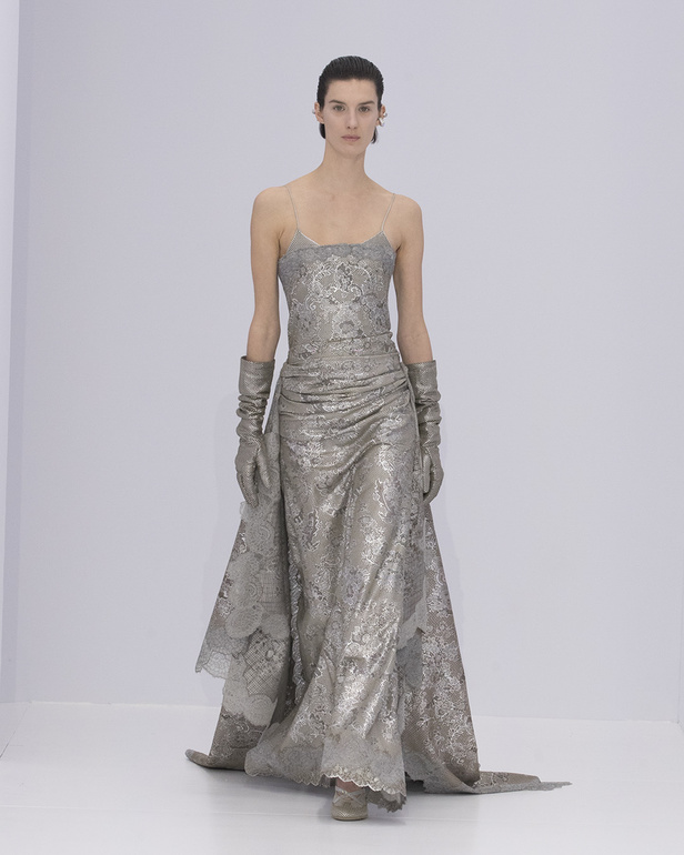 الخفة والتدفق الفضي الهادئ سّمتا مجموعة "فندي" Fendi لربيع وصيف 2023 