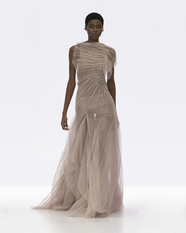 الخفة والتدفق الفضي الهادئ سّمتا مجموعة "فندي" Fendi لربيع وصيف 2023 