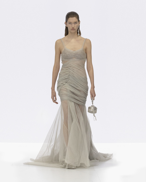 الخفة والتدفق الفضي الهادئ سّمتا مجموعة "فندي" Fendi لربيع وصيف 2023 