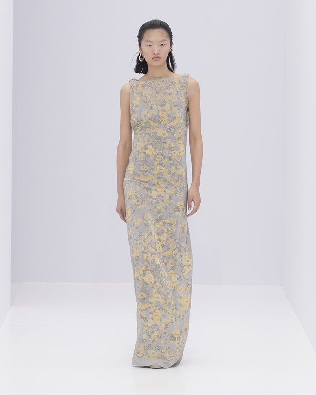 الخفة والتدفق الفضي الهادئ سّمتا مجموعة "فندي" Fendi لربيع وصيف 2023 