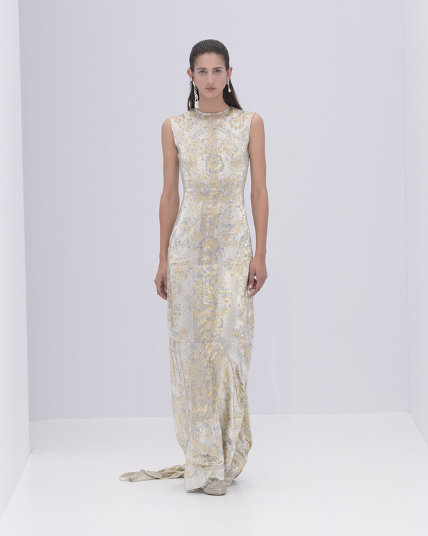 الخفة والتدفق الفضي الهادئ سّمتا مجموعة "فندي" Fendi لربيع وصيف 2023 