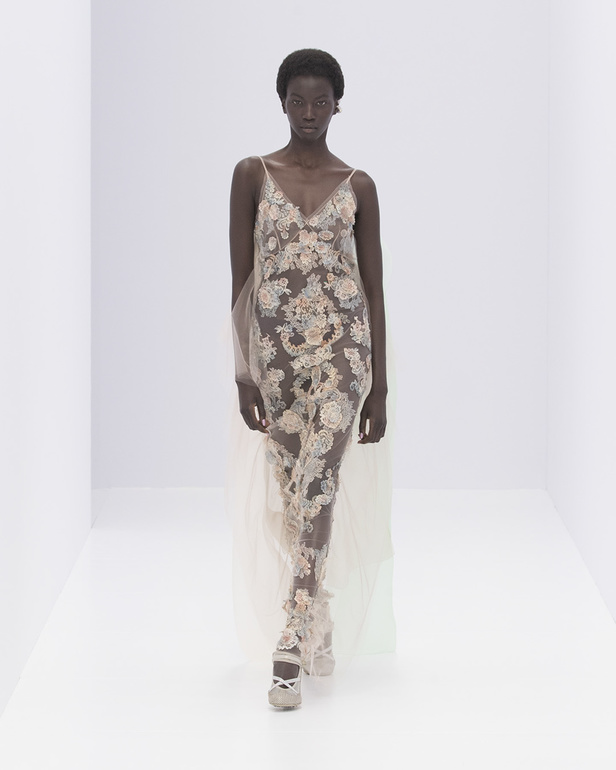 الخفة والتدفق الفضي الهادئ سّمتا مجموعة "فندي" Fendi لربيع وصيف 2023 