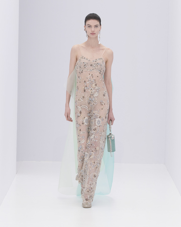 الخفة والتدفق الفضي الهادئ سّمتا مجموعة "فندي" Fendi لربيع وصيف 2023 